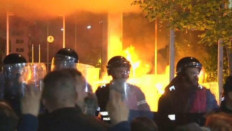 Policia thirrje protestuesve: Ndaloni sulmet, janë plagosur 10 policë