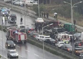 Aksident me 11 të plagosur në Prishtinë, kamioni humb kontrollin dhe merr para veturat