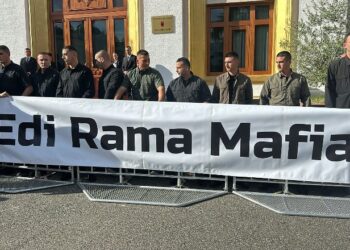 “Edi Rama, Mafia”/ Deputetët e opozitës varin banderolën te gardhi metalik i Gardës