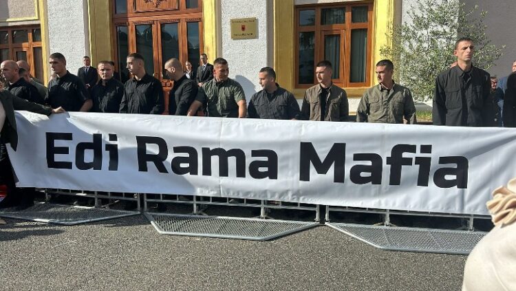 “Edi Rama, Mafia”/ Deputetët e opozitës varin banderolën te gardhi metalik i Gardës