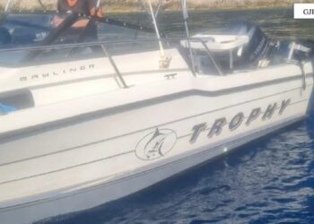 Gjiri i Gramës/ Skafi me 3 peshkatarë pëson defekt gjatë lundrimit (VIDEO)