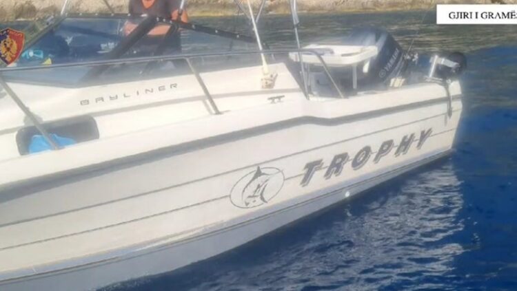 Gjiri i Gramës/ Skafi me 3 peshkatarë pëson defekt gjatë lundrimit (VIDEO)