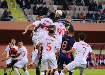 Partizani barazon 2-2 në Shkodër në frymën e fundit dhe mban kreun, Tirana lëshon pikët me Laçin