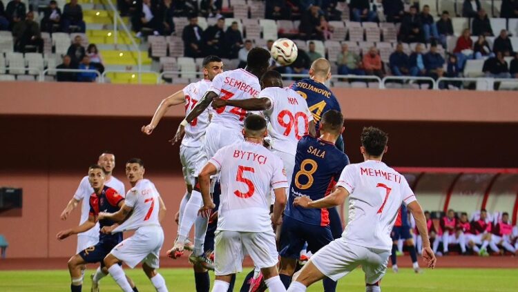 Partizani barazon 2-2 në Shkodër në frymën e fundit dhe mban kreun, Tirana lëshon pikët me Laçin
