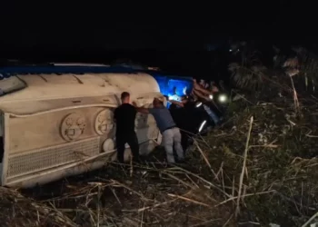 Përmbyset autoboti me karburant në Lushnje, bllokohet brenda shoferi