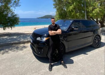 Humbi jetën në aksident, kush është i riu që u bllokua në autobotin e përmbysur