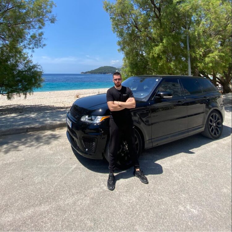 Humbi jetën në aksident, kush është i riu që u bllokua në autobotin e përmbysur