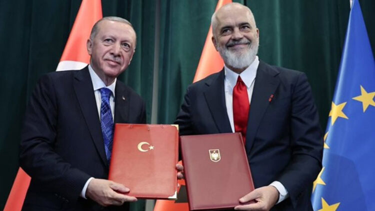 Xhamia e re dhe dronët dhuratë, media greke jehonë vizitës së Erdogan në Tiranë