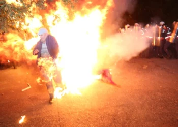Përfshihet nga flakët protestuesi gjatë sulmit me molotov
