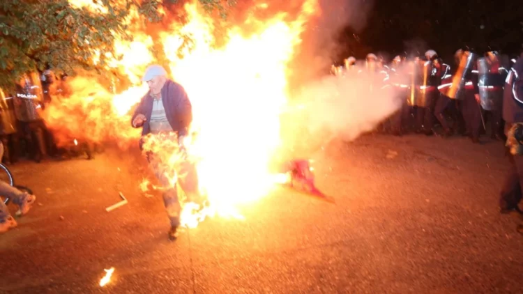 Përfshihet nga flakët protestuesi gjatë sulmit me molotov