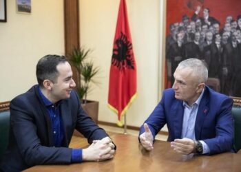 “Krenar për heronjtë e fjalës së lirë!”- Meta viziton Salianjin në Fier