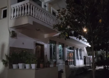 “Harruam mbesën brenda, dolëm me vrap nga frika”, banorët rrëfejnë momentet e tërmetit në Fier