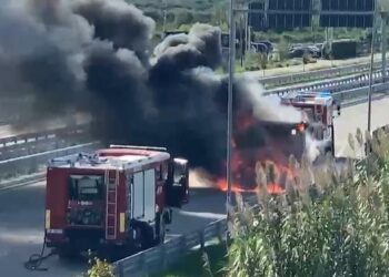 Kamioni përfshihet nga flakët në bypass-in e Fierit
