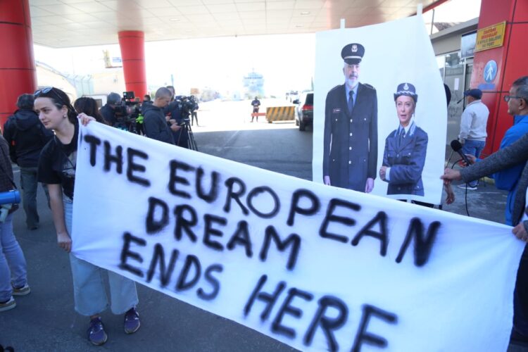 Video – “Ëndrra europiane përfundon këtu”, pritet me protestë ardhja e emigrantëve në Shëngjin. KE: Marrëveshja Rama-Meloni e jashtëligjshme