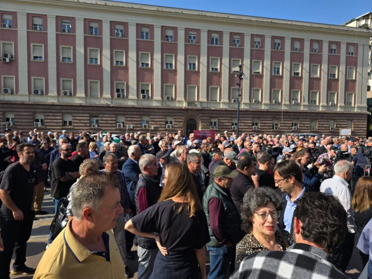 Pensionistët e etiketojnë qeverinë “kriminale”: Po na mbajnë fëmijët, rrisni pensionet