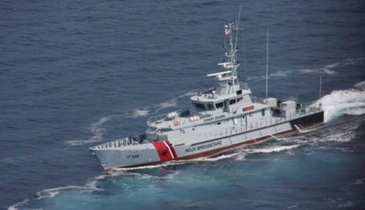 Rrezikonin mbytjen, anija shqiptare “Oriku” shpëton 19 emigrantë