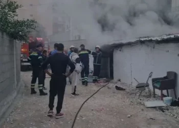 Flakët përfshijnë një shtëpi në Lushnje, zjarri i vështirë për t’u shuar