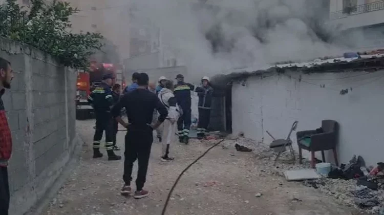 Flakët përfshijnë një shtëpi në Lushnje, zjarri i vështirë për t’u shuar