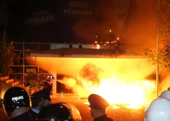 Berisha reagon online: Vazhdon mosbindja civile kundër narko-diktaturës