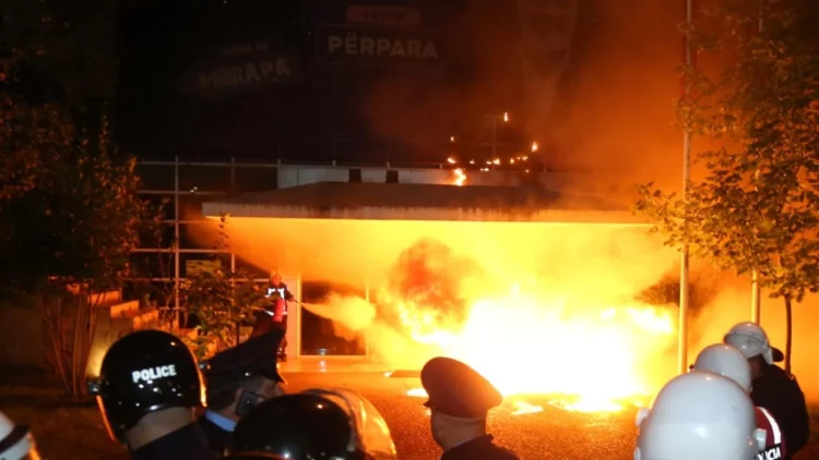 Berisha reagon online: Vazhdon mosbindja civile kundër narko-diktaturës