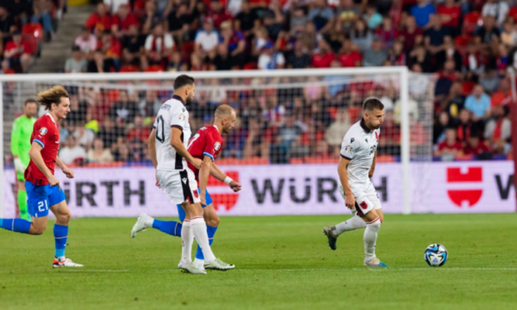 Para ndeshjes me Shqipërinë, tre lojtarë të Çekisë largohen nga grumbullimi