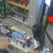 Video – I maskuar dhe me thikë në dorë, 42-vjeçari grabit dyqanin