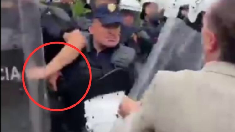 Protesta te Kuvendi/ Luan Baçi: Policia më vendosi pistoletën në gjoks, paralajmërohet kallëzim në SPAK – Video