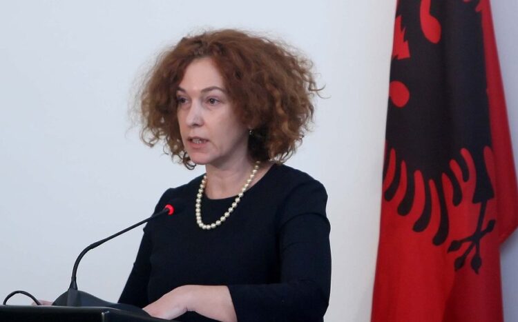 Ish-ambasadorja Vlahutin i gëzohet arrestimit të Metës: Nuk ka të paprekshëm