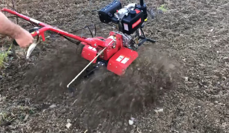 Po punonte tokën, freza e dorës i merr jetën 65-vjeçarit në Cërrik