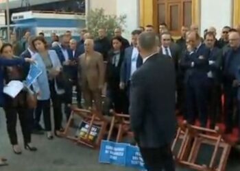 Deputët e PD nxjerrin sërish karriget jashtë sallës së parlamentit