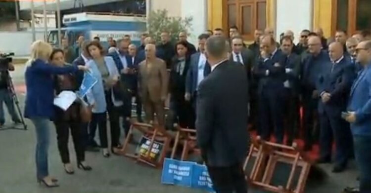 Deputët e PD nxjerrin sërish karriget jashtë sallës së parlamentit