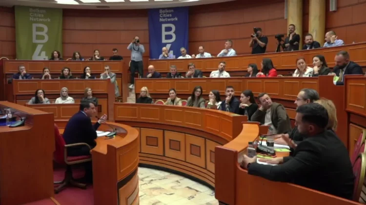 Përplasje në Këshillin Bashkiak, opozita ndërpret Erion Veliajn: Turp! Turp! Turp