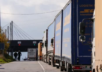 Kolona e kamionëve në anën serbe, Kosova hedh poshtë akuzat për vonesa