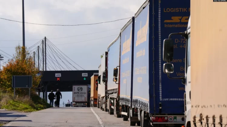 Kolona e kamionëve në anën serbe, Kosova hedh poshtë akuzat për vonesa