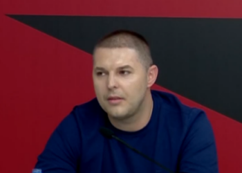 “Nuk bëri rezistencë, na tërhoqën me forcë”, Peca që ndodhej në makinë me Metën tregon arrestimin