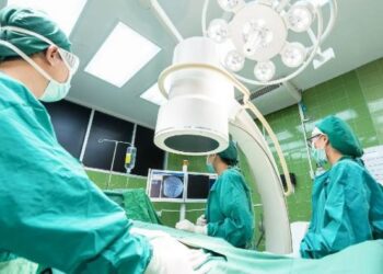 Përse këmishat e kirurgëve dhe infermierëve janë jeshile?