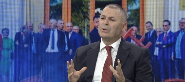 Deputeti i PD-së: Kushtetuta e SHBA parashikon që qytetarët të marrin armët kur shteti punon kundër tyre