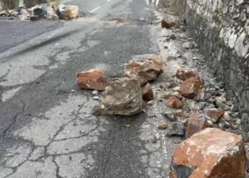 Shembet masivi i gurëve në Shkopet, bllokohet rruga nacionale Burrel – Skuraj