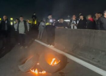 Video/ Protesta e opozitës, digjen goma në mbikalimin e Shkozetit