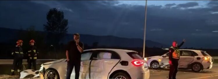 Aksident në kryqëzimin e Gjadrit, një i plagosur nga përplasja e dy automjeteve