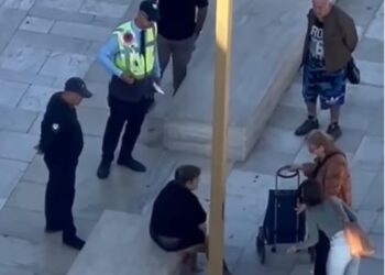 I vuri flakën vetes para bashkisë Durrës, gruaja ishte e pastrehë dhe pa lekë