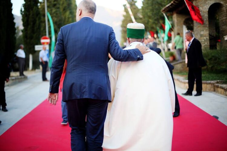 Anketa/ Shqiptarët në shumicë dërrmuese kundër shtetit Bektashi