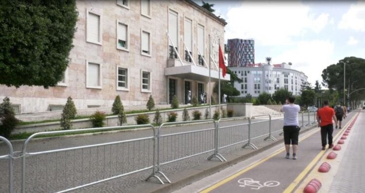 Fortifikohet kryeministria para protestës, hiqet edhe kërpudha