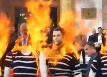 Simbolika/ Opozita djeg manekinët me foton e Ramës, Xhafajt dhe vëllezërve në oborrin e Kuvendit