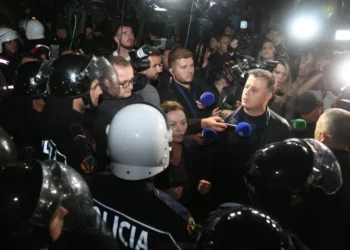 Tensionohet protesta në kryeqytet, Vokshi dhe Noka përplasen me Policinë