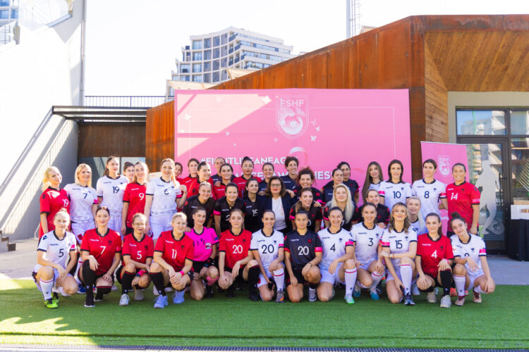 Tetori rozë/ FSHF organizon mini-turne futbolli me stafin, UN Women & gazetaret vajza. Basha: T’i japim zë fushatës kundër kancerit të gjirit