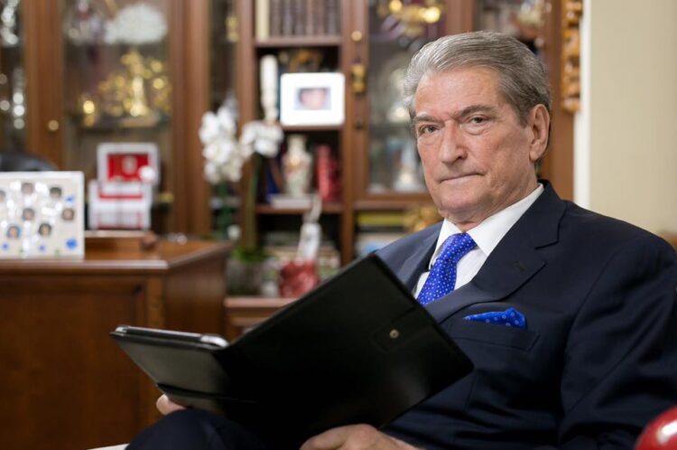 Kryedemokrati Sali Berisha feston 80-vjetorin ndryshe, në arrest shtëpie