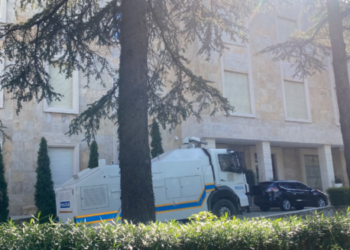 Çfarë po ndodh te kryeministria pak orë para protestës së opozitës? Jashtë godinës dy autobotë me…