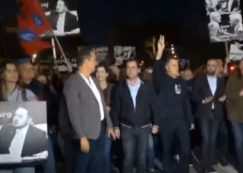 Protesta e opozitës, qytetarët me pankarta për Salianjin: “Don’t Fear, be your self”