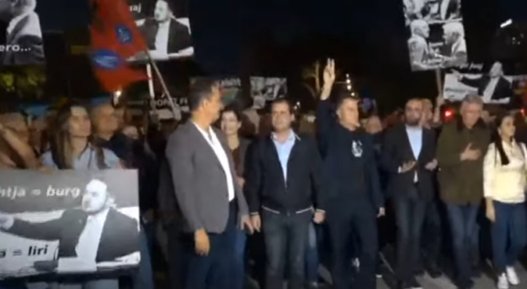 Protesta e opozitës, qytetarët me pankarta për Salianjin: “Don’t Fear, be your self”